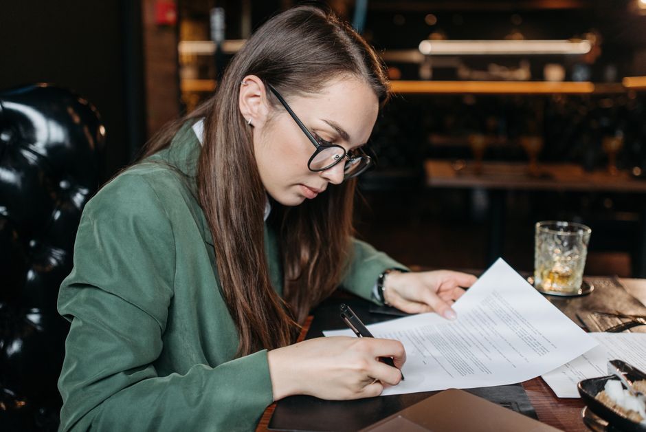 Professionnels réunis autour de documents d’assurance